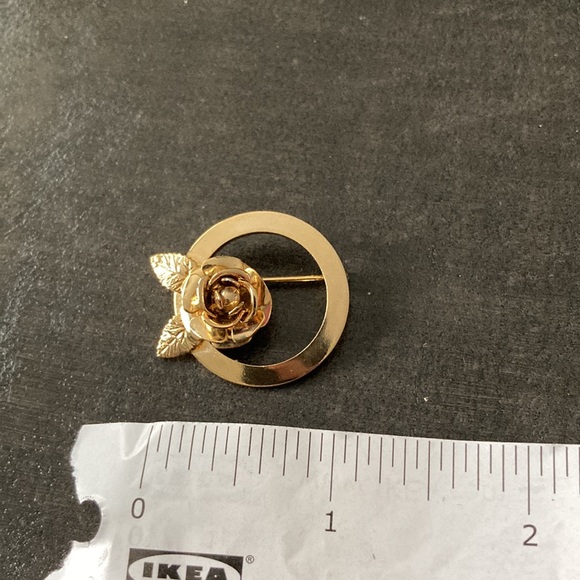 Vintage rose wreath gold tone brooch - Picture 4 of 4